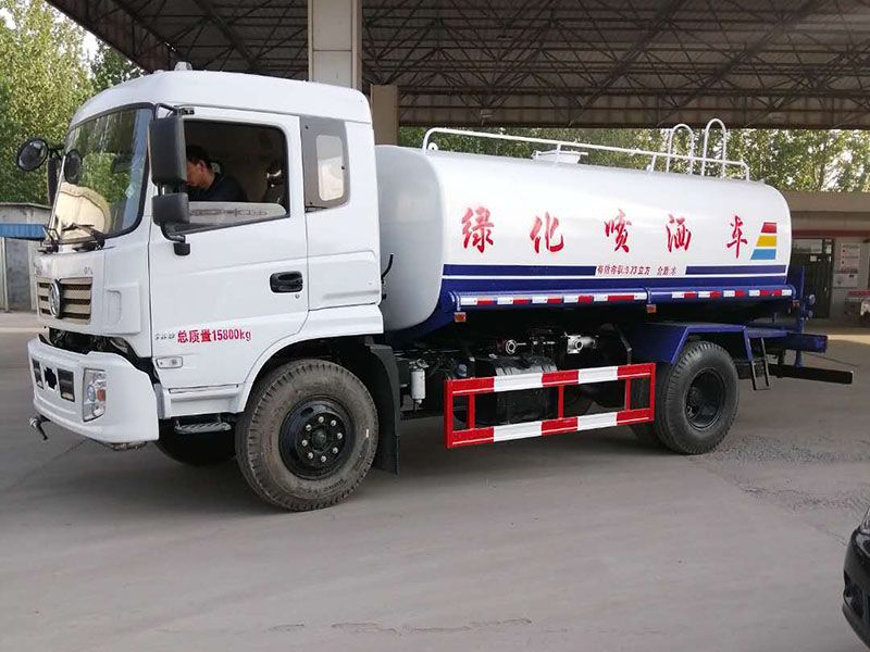 東風(fēng)專底灑水車價格