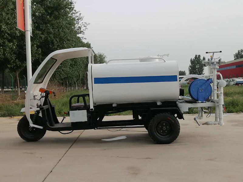 工程三輪灑水車