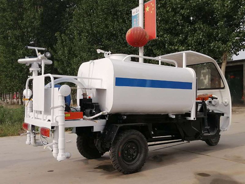 工程三輪灑水車