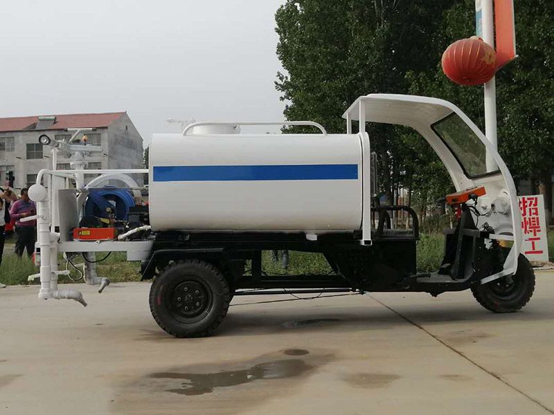 工程三輪灑水車